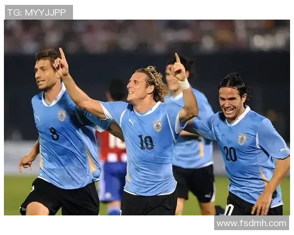 双手放胸前的足球明星展现自信与风采的瞬间