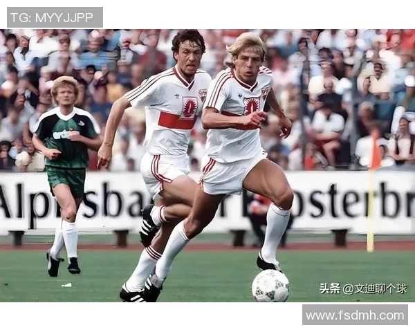 轰炸机足球明星的传奇旅程与辉煌成就揭秘 轰炸机足球明星的传奇旅程与辉煌成就揭秘